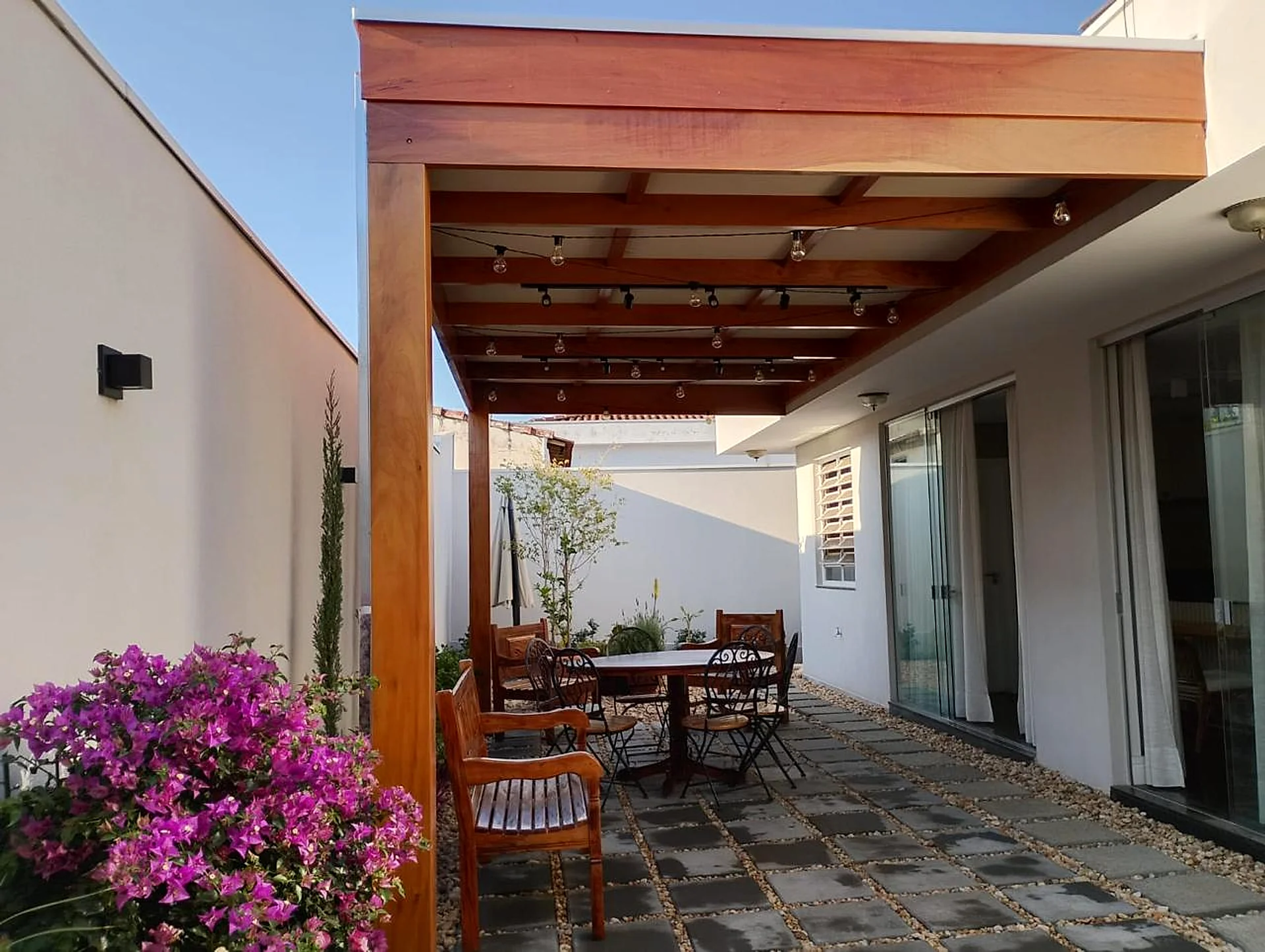 Pergolado residencial de alto padrão sobre área gourmet com piscina