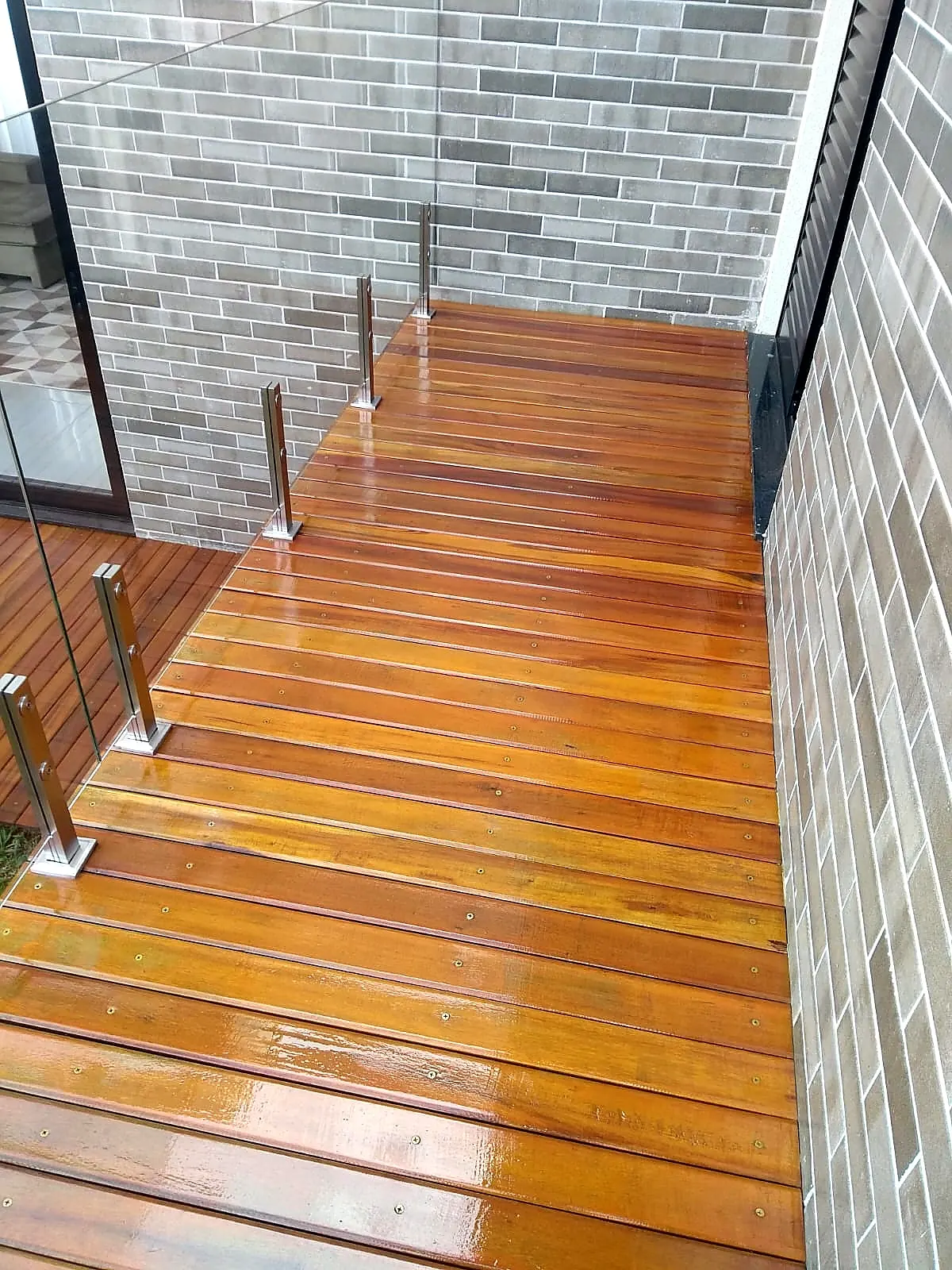 Deck de madeira premium em área de piscina